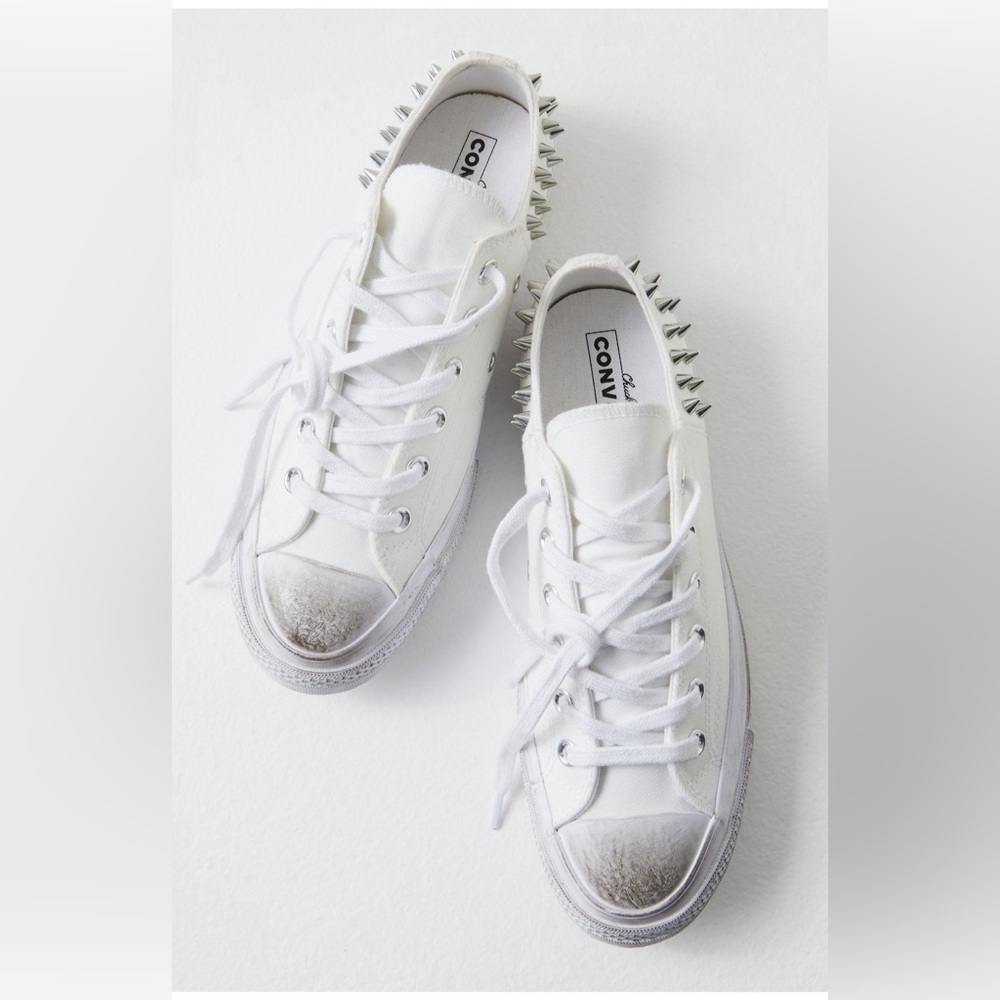 NWOT Edgy Converse low-tops with studs